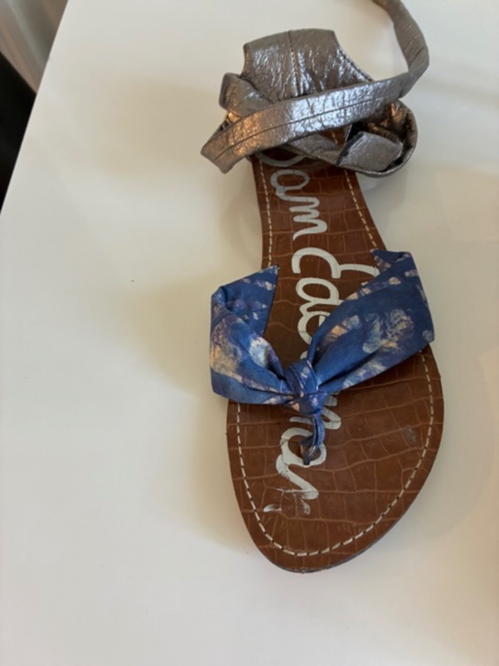 SANDALS WITH STYLISH TIES